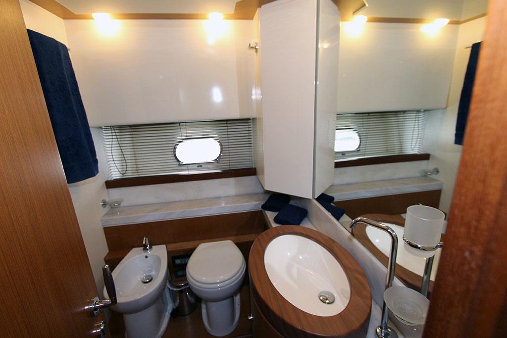 2005 FERRETTI YACHTS 731 